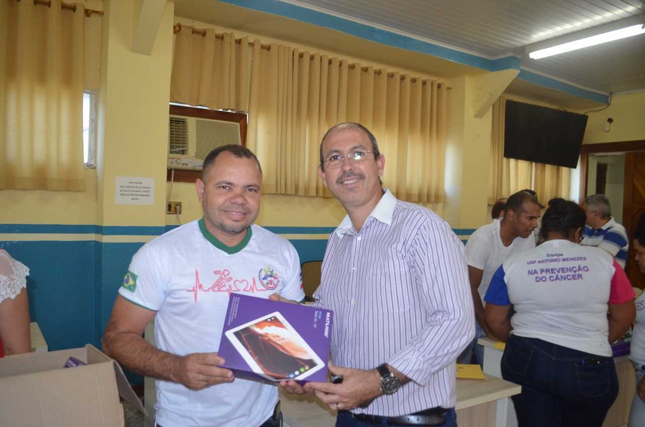 Secretaria de Saúde de Camacã faz entrega de 70 Tabletes para Agentes Comunitários